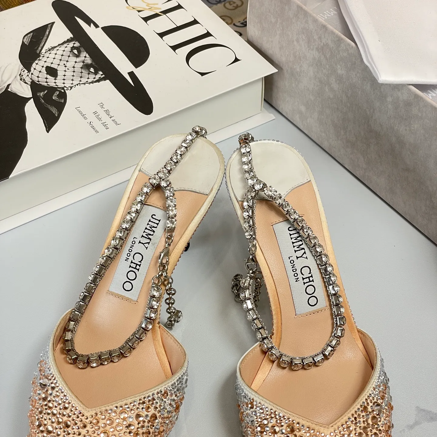 👟👟Ex-factory price 680👟👟 Jimmy Choo/Jimmy Choo classic diamond chain pointed toe crystal high-heeled sandals. Excellent crystal shoes, so beautiful that you can't take your eyes away. The shape of the shoes is very delicate, not too narrow and long. The internal space is sufficient, allowing the toes to relax enough. The rhinestones outline a charming arc on the instep, which is simply beautiful. It has a 360-degree surrounding fairy atmosphere, gorgeous but not exaggerated! ! The fabric is made of imported silk, with imported sheepskin lining. Customized A-grade Italian genuine leather sole. Heel height: 6.5 or 8.5. Size: 35-40 (41, 42, 43 customized, non-refundable)